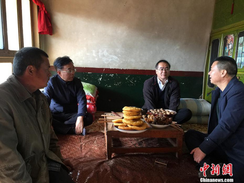 國務院僑辦副主任郭軍（右二）一行在定點幫扶點甘肅積石山縣入村進戶調(diào)研扶貧工作。 <a target='_blank' >中新社</a>記者 南如卓瑪 攝