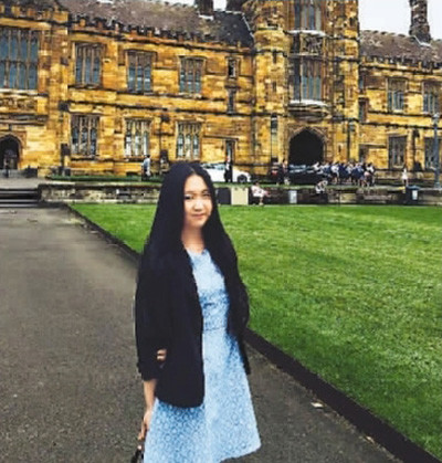 胡璇身后的教學(xué)樓是她平時(shí)的學(xué)習(xí)場(chǎng)所。在這里她積極學(xué)習(xí)知識(shí)，感受海外文化。