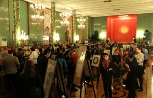 招待會現(xiàn)場的畫展。