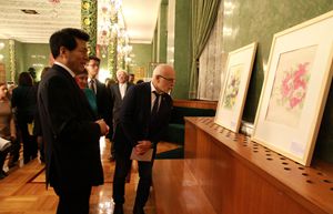 李輝大使參觀畫展。