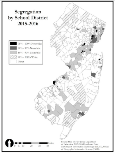 2015學(xué)年學(xué)生族裔分布圖。黑色為白人學(xué)生占1％以下，深灰色為一成以下，淺灰色為五成以下，斜線區(qū)域?yàn)榘兹藢W(xué)生超過九成，白色為其余情形。