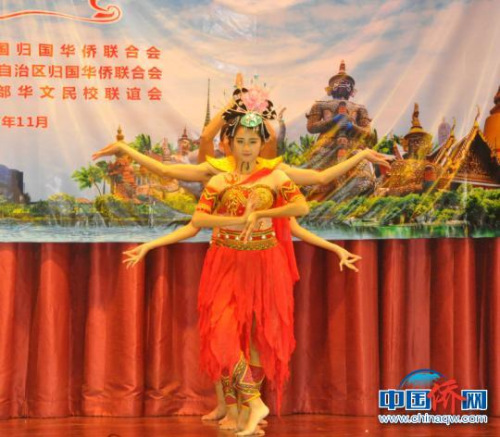 圖為藝術(shù)團(tuán)演員在演出 林浩 攝 圖為藝術(shù)團(tuán)演員在演出 林浩 攝