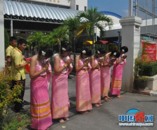 圖為華校學(xué)生對(duì)藝術(shù)團(tuán)的到來(lái)表示歡迎 林浩 攝 圖為華校學(xué)生對(duì)藝術(shù)團(tuán)的到來(lái)表示歡迎 林浩 攝