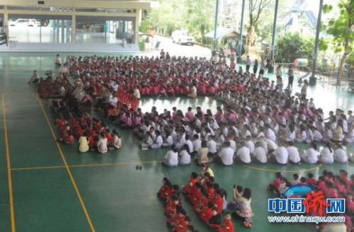 圖為華校學(xué)生席地觀看演出 林浩 攝 圖為華校學(xué)生席地觀看演出 林浩 攝