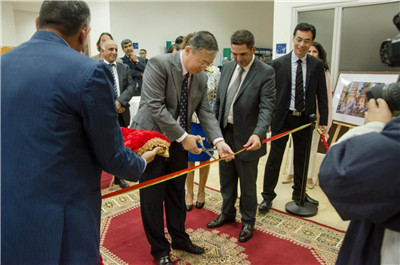 “中國故事”圖片展系列活動開幕剪彩。