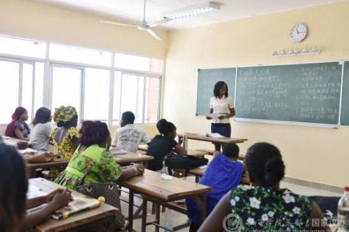 康麥在母校馬魯阿大學(xué)當(dāng)實習(xí)老師。