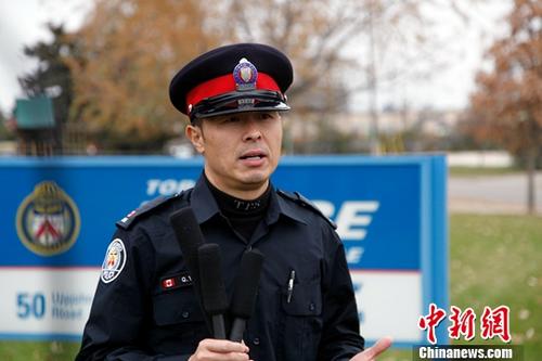 當?shù)貢r間11月15日，多倫多警隊華人社區(qū)聯(lián)絡警官楊乾良接受記者采訪時提醒廣大中國留學生，不要輕易把隱私信息和錢財提供給他人，要與國內(nèi)的父母保持良好溝通。如果接到可疑電話，可先向同學、老師和家人反映，或向警方咨詢，大家共同努力就能杜絕騙局發(fā)生。<a target='_blank' >中新社</a>記者 余瑞冬 攝