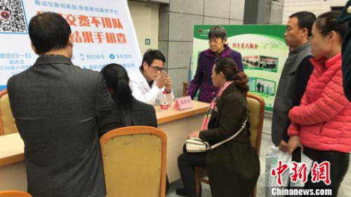 義診現(xiàn)場。　楊勇　攝