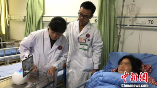省人民醫(yī)院遠(yuǎn)程醫(yī)療中心利用先進(jìn)的移動(dòng)設(shè)備進(jìn)行遠(yuǎn)程移動(dòng)查房指導(dǎo)?！钣隆z