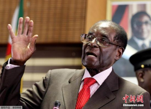 資料圖：當(dāng)?shù)貢r(shí)間2017年2月21日，津巴布韋首都哈拉雷，津巴布韋總統(tǒng)穆加貝在自己的官邸慶祝93歲生日。據(jù)悉，1924年出生的穆加貝超過(guò)了1926年出生的英國(guó)女王，成了當(dāng)今世界上最年長(zhǎng)的在任國(guó)家領(lǐng)袖。