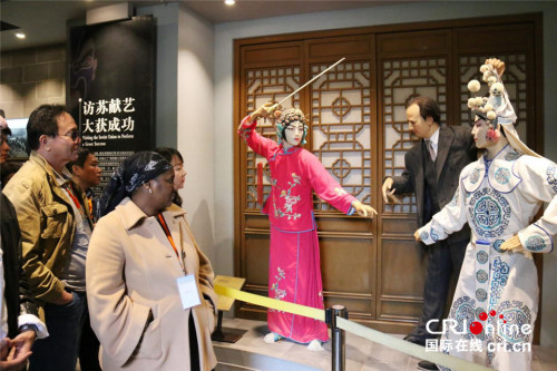 外交官參觀梅蘭芳紀念館。攝影：金近