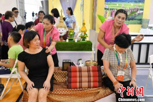 圖為泰國展商刮起“按摩風(fēng)”?！『閳?jiān)鵬 攝