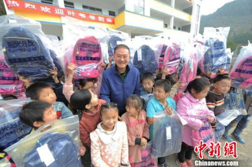 葉其超為學(xué)生發(fā)放書包。葉其超供圖。