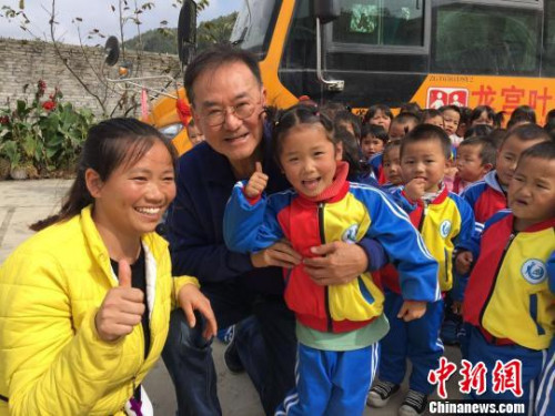 葉其超和學(xué)生合影留念。葉其超供圖。