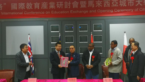 馬達(dá)加斯加議會(huì)對(duì)華友好領(lǐng)導(dǎo)小組秘書長高洪剛（左三）贈(zèng)送紀(jì)念品