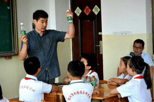 2017年9月，湖南株洲外國(guó)語石峰學(xué)校，江學(xué)勤給四年級(jí)的學(xué)生上課。（美國(guó)《紐約時(shí)報(bào)》網(wǎng)站）