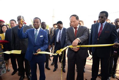 魏文華大使與恩東戈部長共同為孔子學(xué)院大樓剪彩。