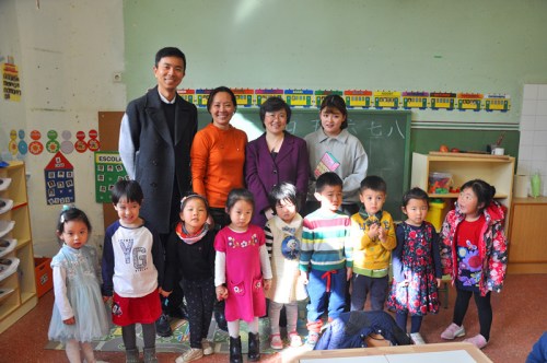 林總領(lǐng)事與華文學(xué)校學(xué)生合影。