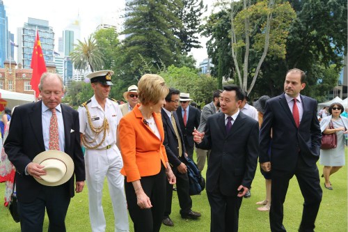 雷總領(lǐng)事向桑德森州督介紹中國美食文化。