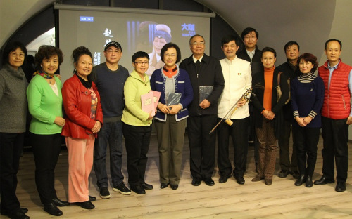 趙葆秀老師(左六)、趙書成老師(左七)在孫瑞英副總領(lǐng)事(左五)見證下，成為德華京劇苑藝術(shù)顧問。