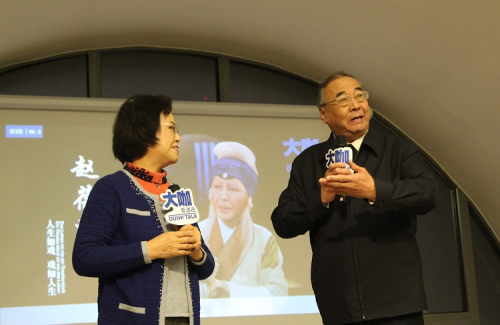 趙葆秀老師與愛人趙書成老師表演《軍民魚水情》。