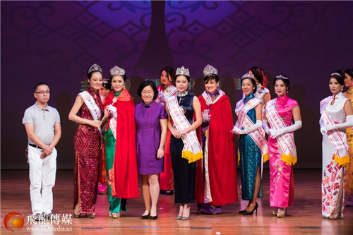 中國駐休斯敦總領(lǐng)館劉紅梅副總領(lǐng)事(左四)與好運(yùn)地板批發(fā)公司董事長 Danny Pan(左一)為獲獎(jiǎng)佳麗頒獎(jiǎng)。(皇后組冠軍劉煒、季軍田園、亞軍謝玉芳、殿軍張小帆。格格組冠軍 趙亞楠、亞軍 利婭萁、季軍 盧姍、殿軍、馮梅)