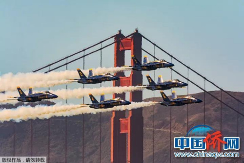 “相機攝”這是一年一度美國海軍飛行表演。六架F16表演飛機掠過金門大橋，用550mm的鏡頭，14000秒抓拍到這難得恰到好處的角度。