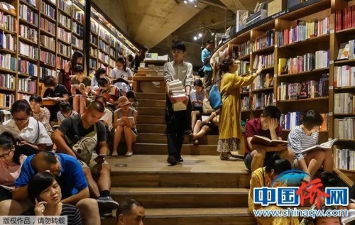 “相機(jī)攝”成都太古里方所書(shū)城。