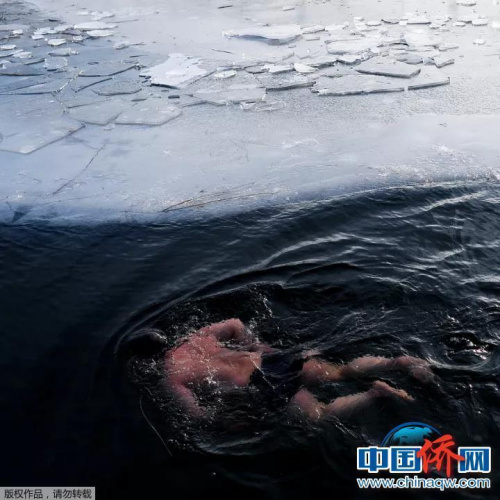 “相機(jī)攝”北京后海，冬泳人。