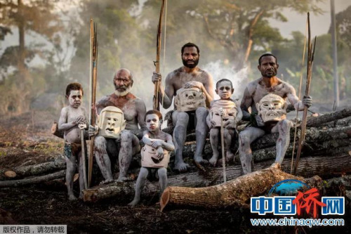 “相機(jī)攝”2017年8月拍攝的阿薩羅泥人部落(Asaro)。據(jù)說(shuō)是世界上最多部落國(guó)家巴布亞新幾內(nèi)亞里最為原始的部落。