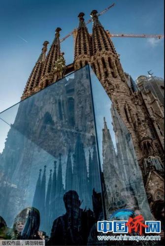 “相機攝”西班牙，人們在圣家族大教堂的模型前觀望，對比著身后還在建造的偉大建筑，敬佩之情油然而生。