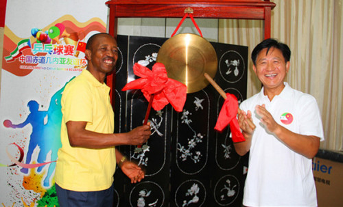 陳大使同米圖依共同為比賽鳴鑼。