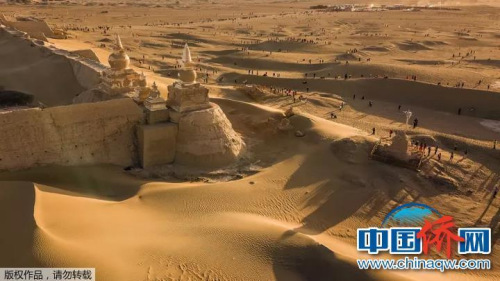 “相機攝”在內(nèi)蒙古額濟納旗用無人機航拍黑城遺址。