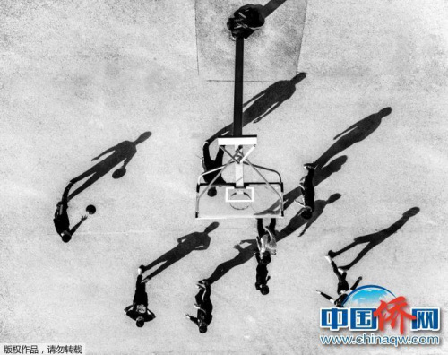 “相機(jī)攝”《籃球光影》：長春市長春光華學(xué)院籃球場(chǎng)，太陽一天影子最大最長的時(shí)候，攝影師站在高角度利用光影效果拍攝影子。