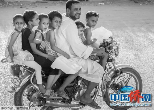 “相機(jī)攝”埃及人口劇增已成為政府頭疼的問題，多子女家庭是埃及普遍情況。