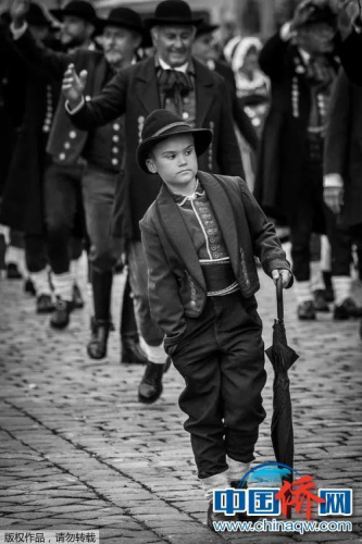 “相機(jī)攝”德國，Straubing一年一度啤酒節(jié)開幕式游行隊(duì)伍帶隊(duì)的男孩。