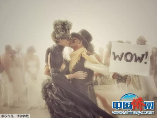 “手機(jī)攝”荒漠之中這對(duì)新人把結(jié)婚的地點(diǎn)選在了沙塵暴之中。風(fēng)暴來臨的時(shí)候，他們親吻在一起。