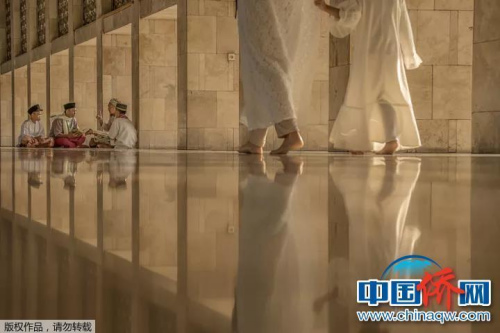 “相機(jī)攝”印度尼西亞雅加達(dá)，清真寺里參觀游覽和禱告的絡(luò)繹不絕，陽光灑在大理石通道里形成了美麗的倒影。
