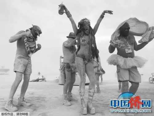 “手機(jī)攝”瘋狂沙漠party。