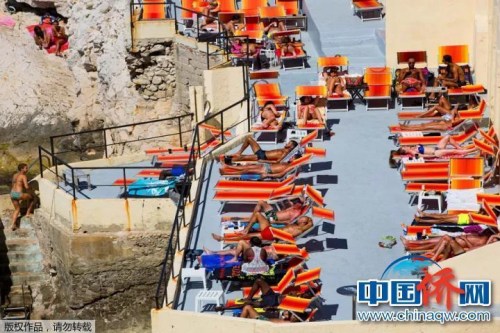 “相機(jī)攝”《日光浴》：法國馬賽日光浴。