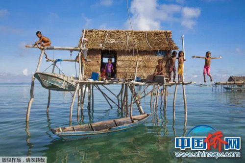 “相機(jī)攝”馬來西亞仙本那，跳水的女孩用巴夭語喊著“I CAN FLY”，就變戲法一樣跳下水去。