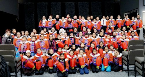 駐蒙特利爾總領(lǐng)館代總領(lǐng)事看望參加巡游的小演員。