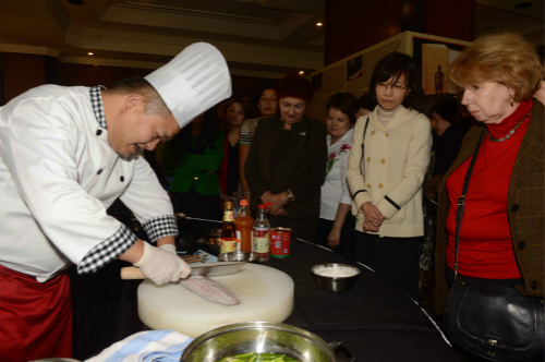廚師現(xiàn)場展示制作“菊花魚”。