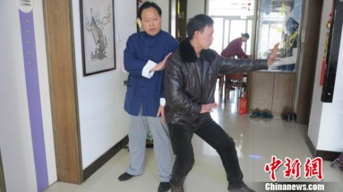 胡儉雷(左一)在傳授孫式太極拳?！堸i翔 攝