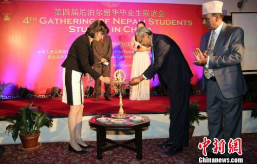 圖為尼泊爾教育部部秘雷格米與中國駐尼泊爾大使于紅為聯(lián)誼會點燈。　張晨翼　攝