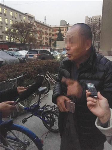 家屬代表文先生參加了庭前談話，他的案件也將在未來幾天向法庭遞交證據(jù)。新京報記者 王巍 攝