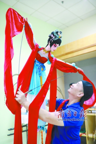 1/2國(guó)家一級(jí)演員、木偶劇大師崔克勤演示木偶長(zhǎng)袖舞。