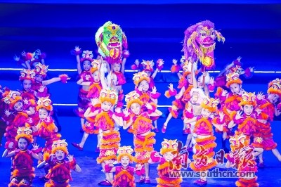 “遺珠璀璨”客家非遺展演，小演員穿著舞獅舞龍的服飾，表演傳神。 何森垚 攝