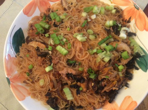 金瓜炒米粉 （圖片來源：美國《世界日?qǐng)?bào)》）