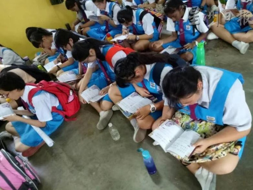 華裔生閱讀中華經典，也吸引不少印裔學生選擇參與，藉閱讀了解中華文化。 馬來西亞《星洲日報》